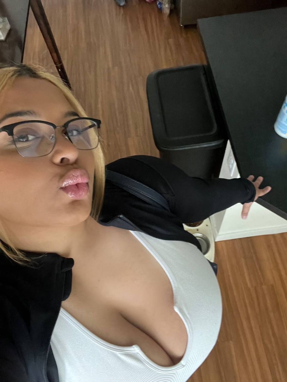 I’m down for hookup 💦🍇💦 and massage face to face payment