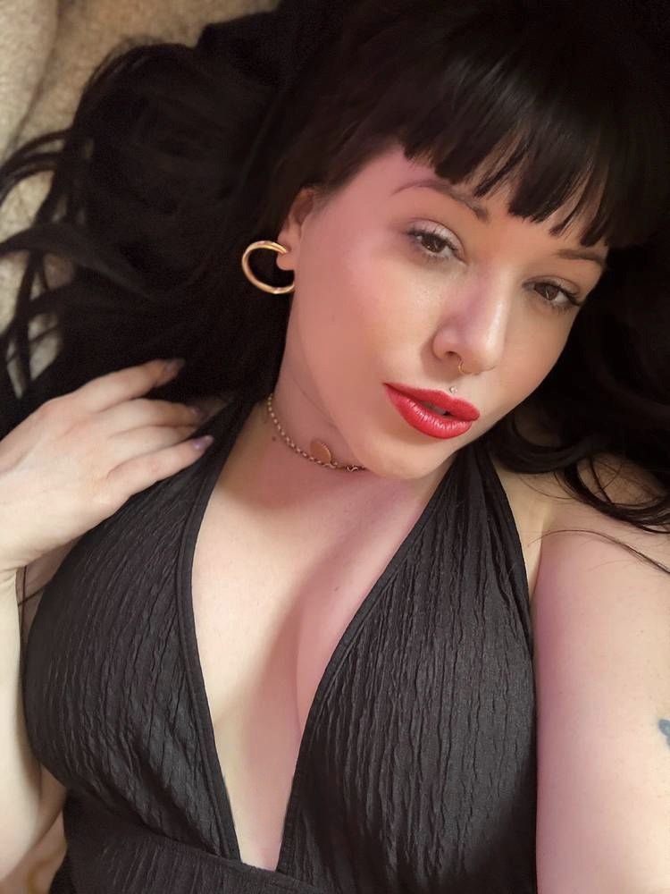 GFE with Curvy, Busty, Flexible Babe