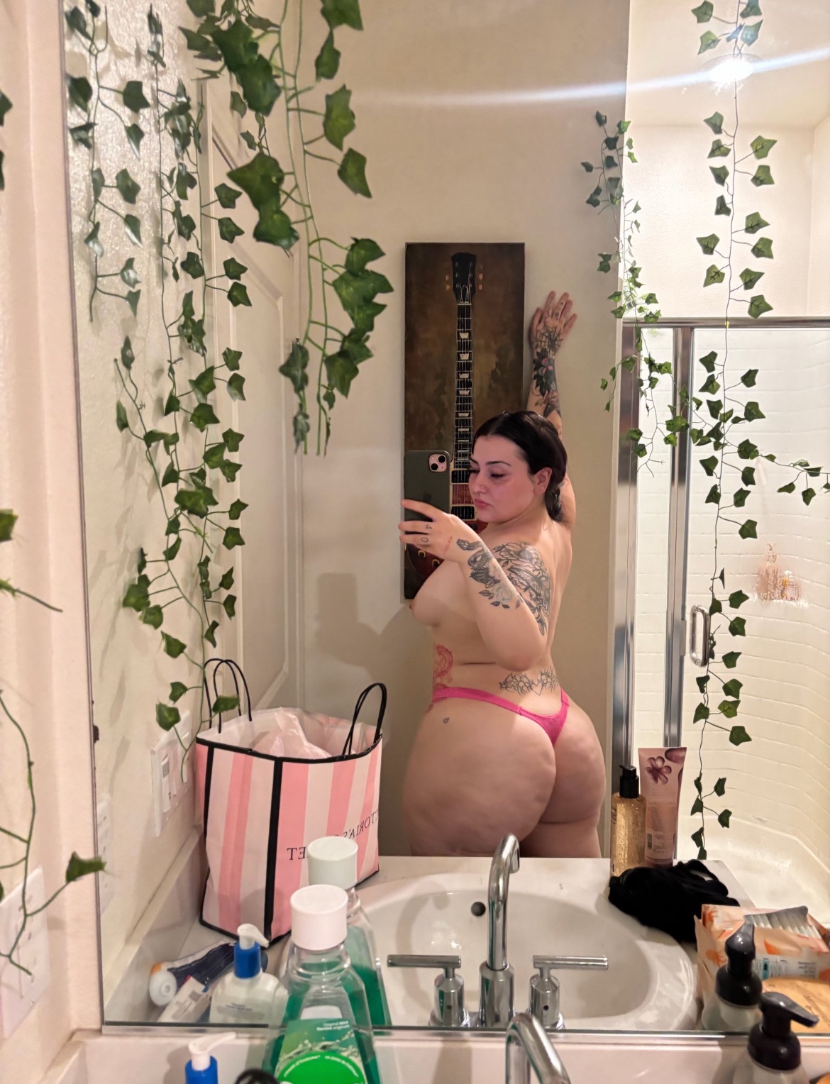 Are you stressed and need Some chill reliever 😻👅let meet 🍑🚿