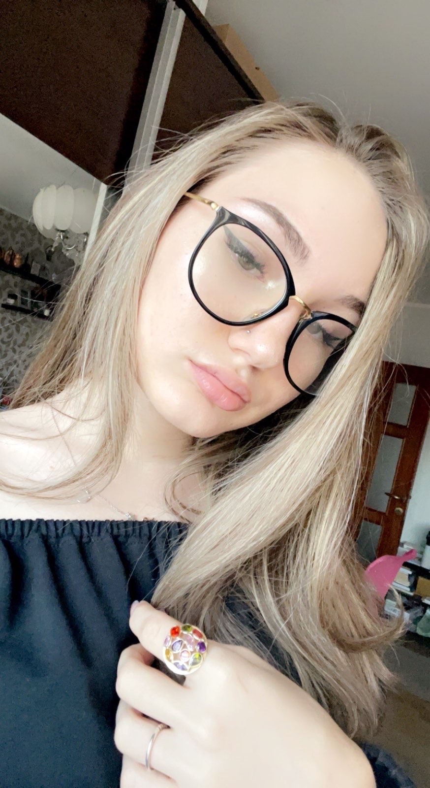 I’m a female escort available for hookup