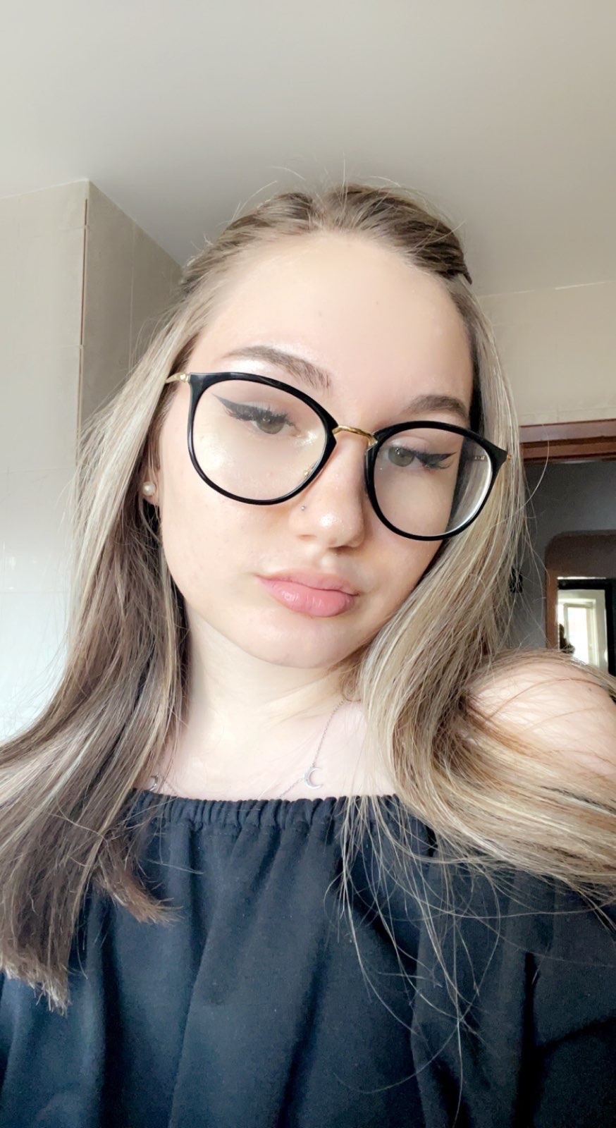 I’m a female escort available for hookup