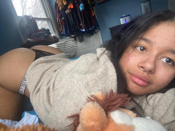 I'm available, I do FaceTime show and sell content