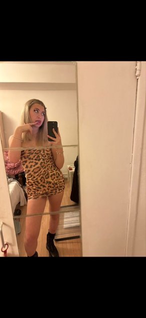 ALL TWO HOLES ARE CLEAN AND AVAILABLE FOR BOTH BLACK AND WHITE COCK.🍆