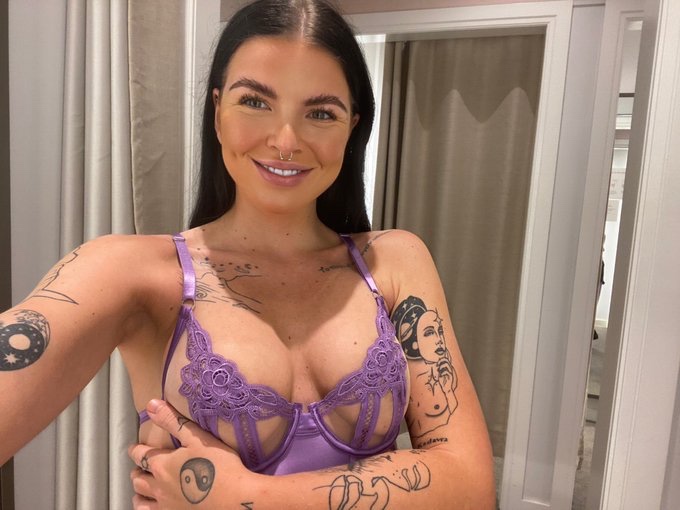 Sexy brunette 👱‍♀️wants Raw Sex👅💦😝🍑Hookup:hitme on snap - anna.t5269