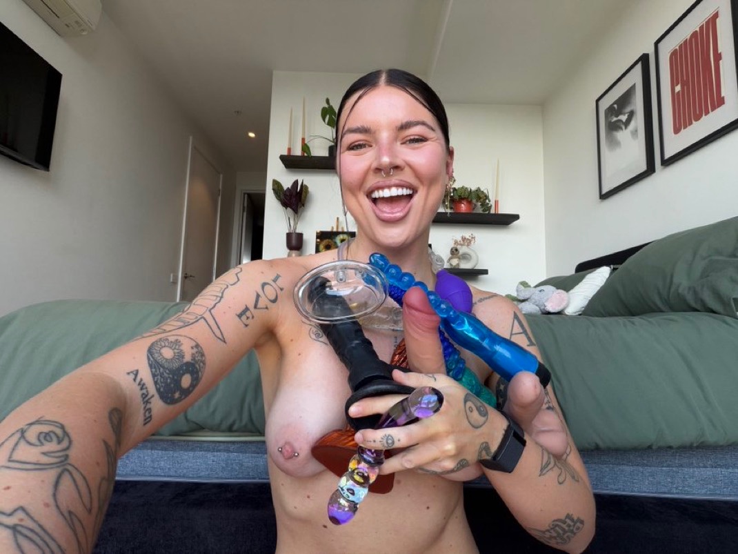 Sexy brunette 👱‍♀️wants Raw Sex👅💦😝🍑Hookup:hitme on snap - anna.t5269