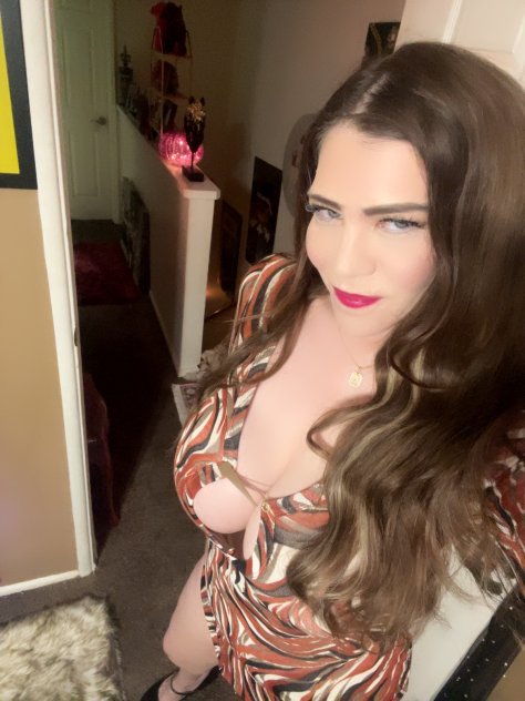 ⭐️Busty 38F  green eyed brunette!⭐️