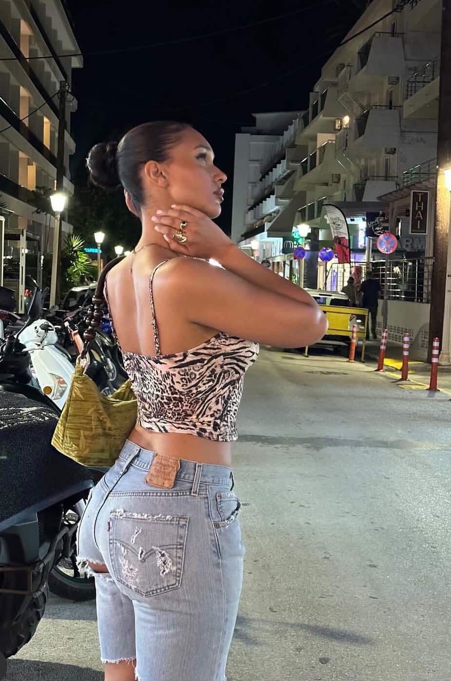 Hi 👋im  always in a cheerful mood for fun text me 💞