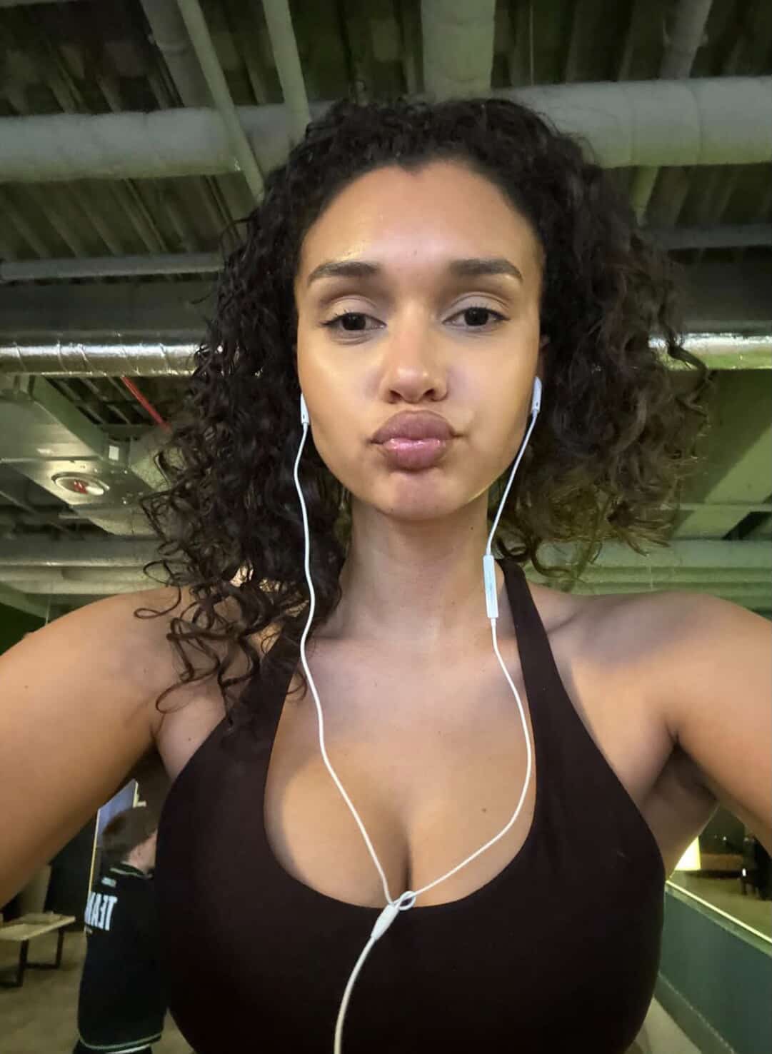 Hi 👋im  always in a cheerful mood for fun text me 💞