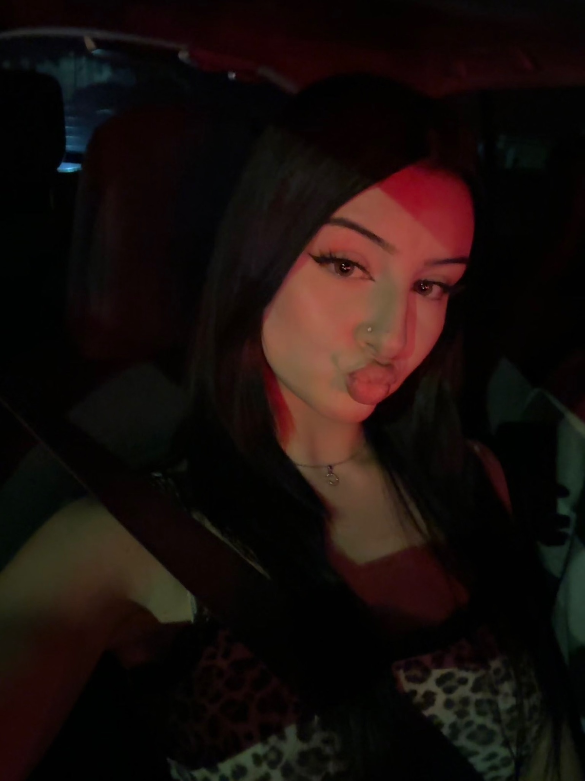 Hey there i am sophie a masseuse,i offer massage.HMU on Signal;SophiexoGr.84 on snap:sophiexoxo001