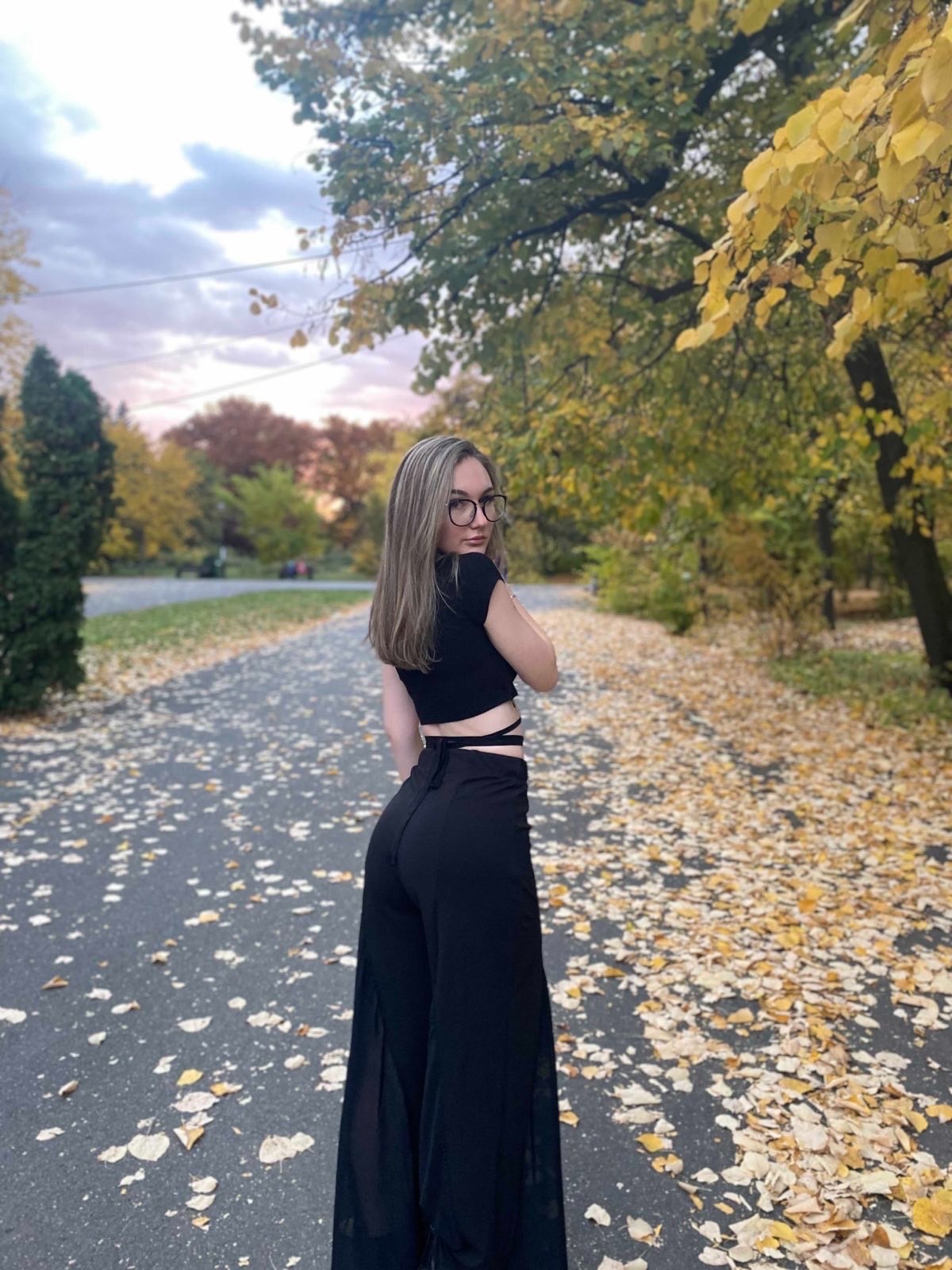 I’m a female escort available for hookup