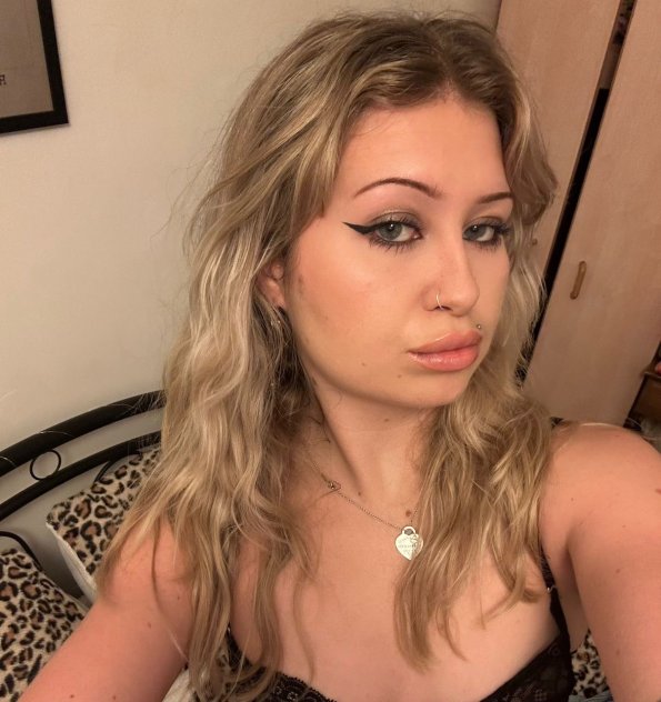 ALL TWO HOLES ARE CLEAN AND AVAILABLE FOR BOTH BLACK AND WHITE COCK.🍆