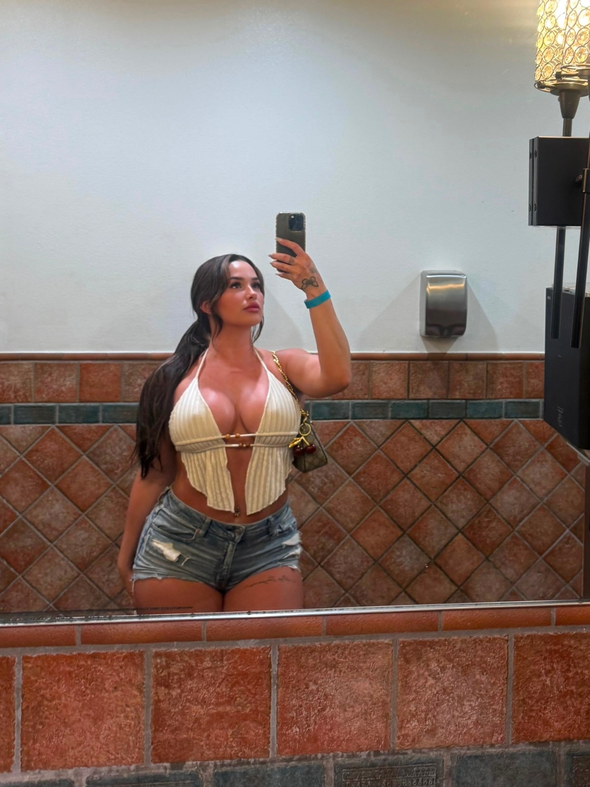 Hey hun I’m Lauryn I squirt🍑💦and available to fulfill your sexy fantasies HMU. +1 (509) 270-1532