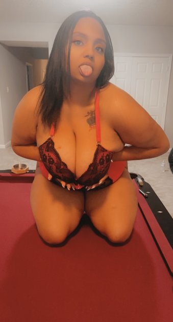 Pretty face, curvy waist and a dazzling smile that never disappoints