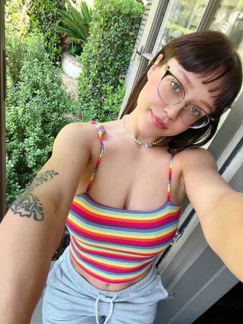 I’m available to have a good time for the weekend 😝