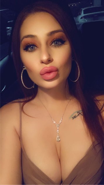 
Green eyes Thick thighs
