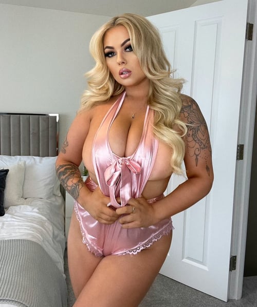 Holly, your favorite upscale companion 💎🌹💋