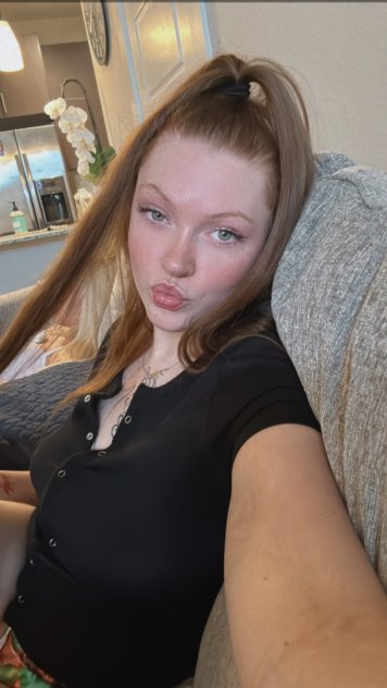 Seductive redhead 🍒