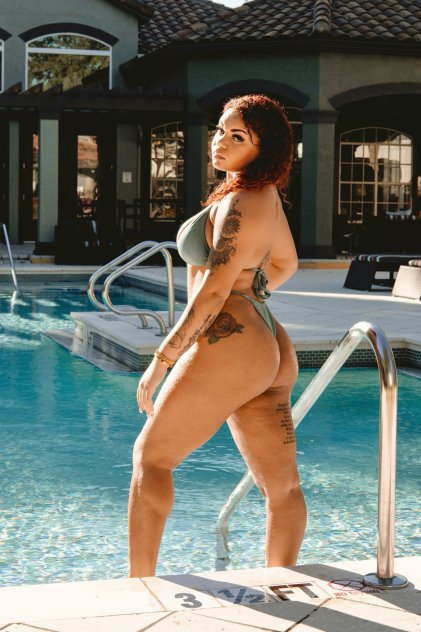 
Upscale Bombshell Companion
