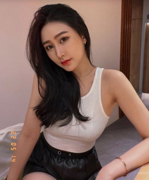 💜💋💚HORNY SEXY HOT GIRL💜💋💚Young lady looking lick her pussy !💜💋💚