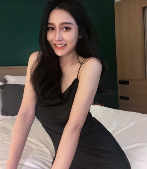 💜💋💚HORNY SEXY HOT GIRL💜💋💚Young lady looking lick her pussy !💜💋💚