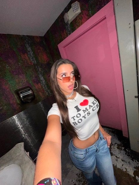 Your playful shorty is horny asf 🍆💦 and available for hookup. Dare to discover true pleasure😇