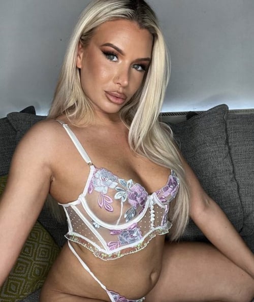 I’m available for both incall or outcall service at good price 😘🥰💯