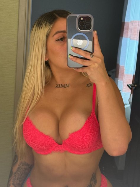 Latina Rubia sexy ando de Visita en la Ciudad