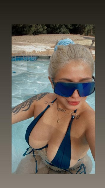 Latina Rubia sexy ando de Visita en la Ciudad