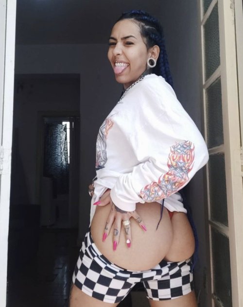 I can satisfy you with my 3 holes 😍