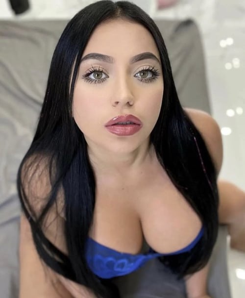 Hello i'm in town looking to have an amazing experience