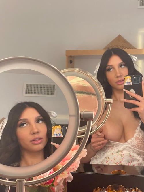 Freaky cock pleaser with an irresistible 8 figure, infused with erotic moves 👅