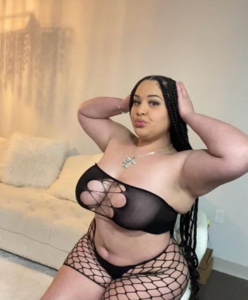 I'm a female escort ready for quick hookup services and massage you ca
