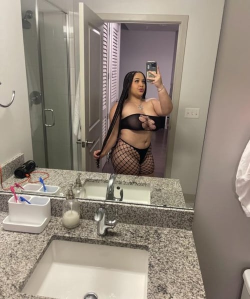 I'm a female escort ready for quick hookup services and massage you ca