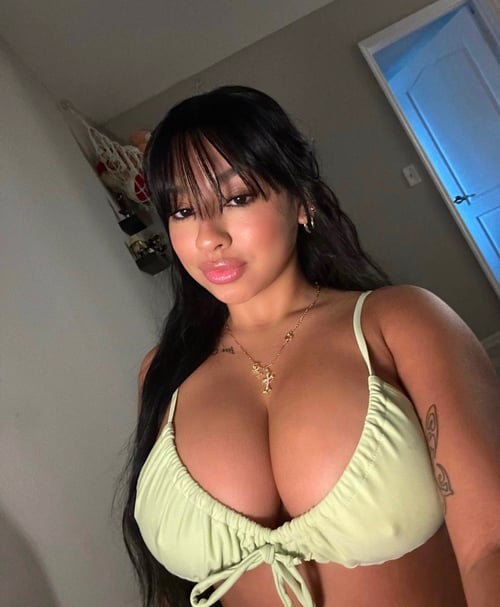 I’m available for hookup, hit me up if you are down to have fun