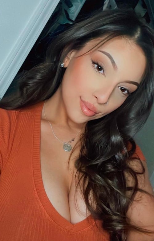 Enjoy some time with a fun bombshell! 🤩💟💘