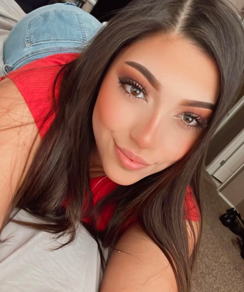 Enjoy some time with a fun bombshell! 🤩💟💘