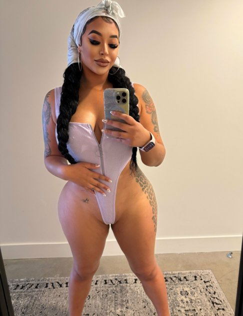 🍑🍆Available independent escort and massage therapist🍑..text or call