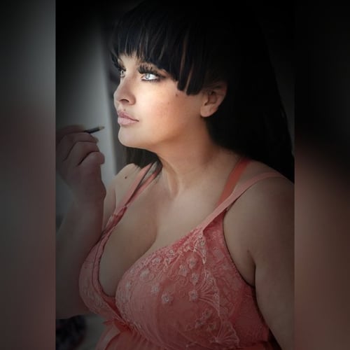 Super curvy sexy M.I.L.F available now incall and outcall