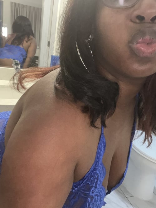 Sweet, fun, and flirty juicy peach ready to show you a good time