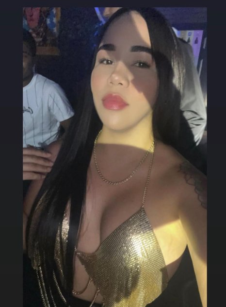 Joven divertida y complaciente