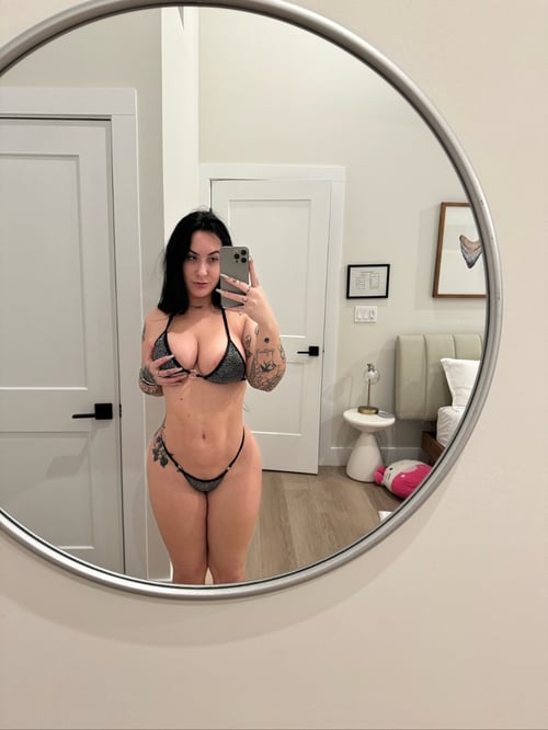 Down to fuck/sell party favors 💦🍑🍆