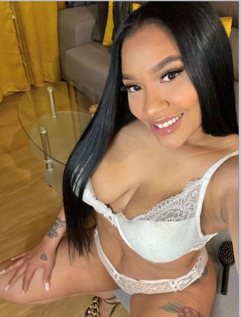 Sexy Carolina joven latina calienta lista para complacerte