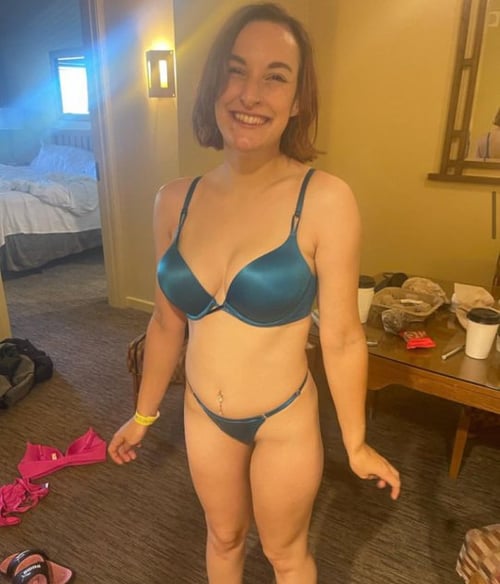 2148825848 wet and juicy Pussy available for hard-core sex for