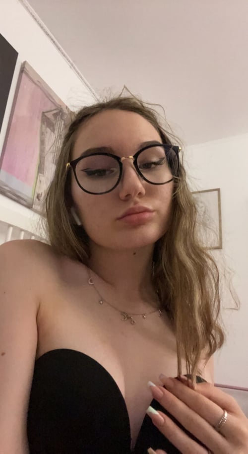Discreet sex with Caucasian sexy girl