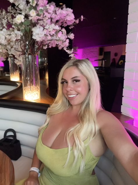 Stunning Blonde 🤍