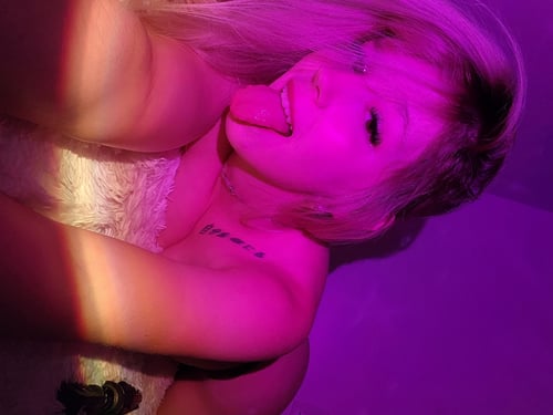 Hi!! I provide all kinds of massage and bodyrubs with happyending.Incall and out