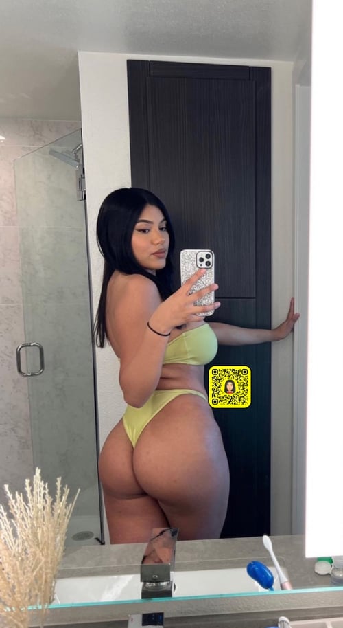 Hey daddy, wanna fuck? Hit me up now! Snapchat 👻 amelia_213