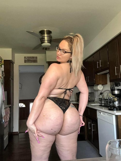 Escort available for hookup
