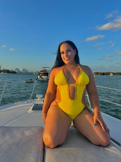 I am sexy latin girl, call me.