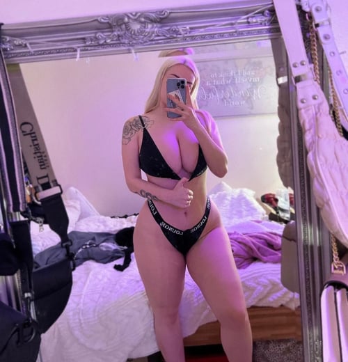 Am available for hookup and massage Incall or outcall 🍑🍆